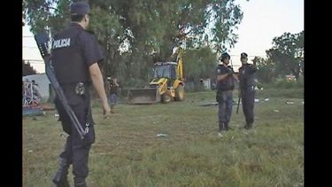 En las primeras horas de la mañana de ayer comenzó el operativo por el cual se desalojó a 16 familias que habían ocupado un predio privado de la zona norte de la ciudad. (MUNICIPALIDAD DE PERGAMINO)