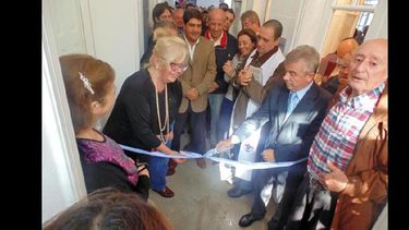 Susana Vázquez y Omar Pacini, durante el corte de cintas. (LA OPINION)