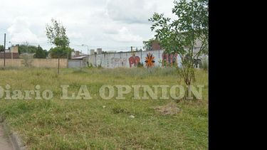 El lote está ubicado sobre Sarmiento, entre Ricardo John y El Socorro. (LA OPINION)