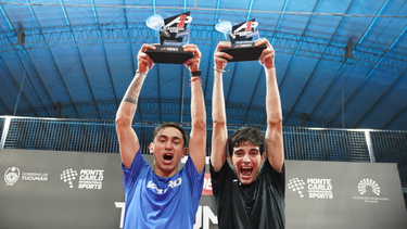 Ramiro Pereyra y Juan Ignacio De Pascual celebran el título con los trofeos en alto. Ramiro Pereyra y Juan Ignacio De Pascual celebran el título con los trofeos en alto.