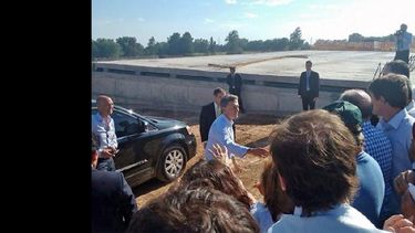 El presidente Macri saludó a vecinos autoconvocados antes de anunciar la reactivación de las obras. (EXALTACION DE LA CRUZ)