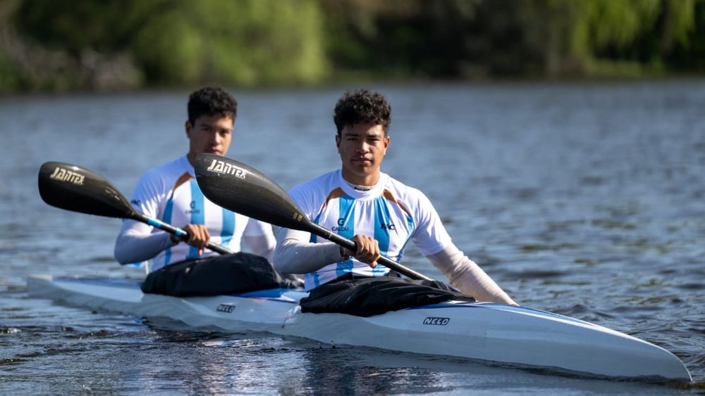 Los palistas Gonzalo y Lorenzo Sosa Velasquez, representantes del Club Náutico San Pedro, participan esta semana de la primera concentración de entrenamiento de la categoría Junior varones, convocada por la Federación Argentina de Canoas. Los palistas Gonzalo y Lorenzo Sosa Velasquez, representantes del Club Náutico San Pedro, participan esta semana de la primera concentración de entrenamiento de la categoría Junior varones, convocada por la Federación Argentina de Canoas.