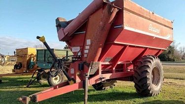 Un grave accidente laboral en un campo de Arrecifes terminó con la tragedia del fallecimiento de un joven de 25 años de edad, según informó la Secretaría de Seguridad. Un grave accidente laboral en un campo de Arrecifes terminó con la tragedia del fallecimiento de un joven de 25 años de edad, según informó la Secretaría de Seguridad.