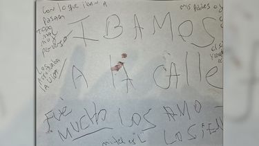 Crimen: La carta que dejó Laura Leguizamón luego de asesinar a puñaladas a su marido, Adrián Seltzer, y sus hijos. Crimen: La carta que dejó Laura Leguizamón luego de asesinar a puñaladas a su marido, Adrián Seltzer, y sus hijos.