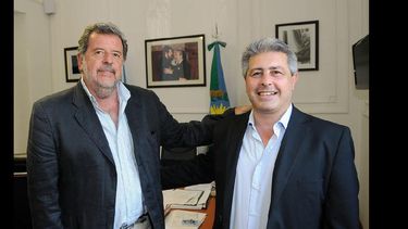 El ministro Jorge Elustondo y el intendente Javier Martínez, ayer en La Plata. (MINISTERIO DE PRODUCCION)