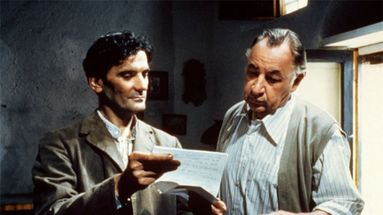 Massimo Troisi y Philippe Noiret en Il Postino (1994).