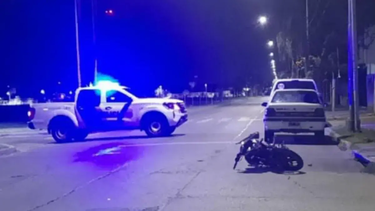 Muere un joven motociclista en un accidente de tránsito con un camión en San Nicolás. Muere un joven motociclista en un accidente de tránsito con un camión en San Nicolás.