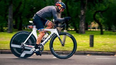 Lautaro Ponce a fondo en los 30 kilómetros de ciclismo en los Bosques de Palermo.