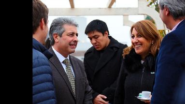 Javier Martínez junto a la intendenta de Rosario, Mónica Fein en Ciudades Educadoras. (MUNICIPALIDAD DE PERGAMINO)