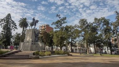 La apertura al tránsito en la Plaza 25 en determinados días y horarios ayudaría a descomprimir la circulación vehicular.