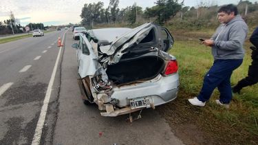 Pudo ser una tragedia: La carrocería del automóvil quedó totalmente destruida. Pudo ser una tragedia: La carrocería del automóvil quedó totalmente destruida.