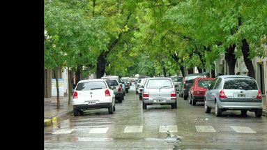 Estacionar en mano izquierda en la zona céntrica es una práctica común. (LA OPINION)