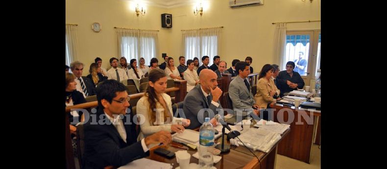 El juicio se desarrolló ante una sala de audiencias totalmente colmada de público, que escuchó atentamente las alternativas del caso. (LA OPINION)