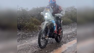 La moto RVM de Joaquín Debeljuh avanza bajo una nevada en territorio sanjuanino. La moto RVM de Joaquín Debeljuh avanza bajo una nevada en territorio sanjuanino.