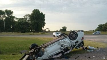 Por el vuelco murió uno de los ocupantes del Volkswagen Vento, identificado como Valentino Paolozo Marveggio. Por el vuelco murió uno de los ocupantes del Volkswagen Vento, identificado como Valentino Paolozo Marveggio.