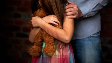 La denuncia, por abuso sexual, de la madre generó una causa que la fiscal Alejandra Ghiotti mandó a archivar por orden del juez Fernando Ayestarán y un informe de la psicóloga particular de la menor generó un nuevo caso que llega a juicio oral esta semana. La denuncia, por abuso sexual, de la madre generó una causa que la fiscal Alejandra Ghiotti mandó a archivar por orden del juez Fernando Ayestarán y un informe de la psicóloga particular de la menor generó un nuevo caso que llega a juicio oral esta semana.