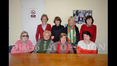 Las integrantes de la actual comisión directiva de Damas de Caridad, que dirige los destinos de la institución. (LA OPINION)