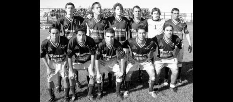 La formación inicial de Juventud en el partido del ascenso en Arroyo Seco. Parados: Luciano Córdoba, Marcio Ostertag, Marcos Lamolla, Sergio Orellano, Cristian Ramundo y Walter Chazarreta. Hincados: Juan Sosa, Leandro Calomino. Cristian Macagno, Juan Pablo Yabrón y Facundo Ermini. (ARCHIVO LA OPINION)