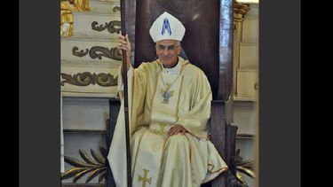 Con el báculo en la mano, Santiago asumió el pastoreo de la Diócesis. (OBISPADO DE SAN NICOLAS)