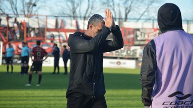 Adrián Aranda se retiró de la cancha con un claro gesto de disculpas dirigido a los hinchas.
