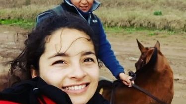 Desaparecidos en Rojas: Antonella Barrios y Pablo Catacata, una historia de amor y compañerismo hasta en las situaciones más extremas que les tocó vivir este viernes cuando arriaban ganado a caballo por el desborde de un arroyo que ponía en riesgo al ganado bovino en la estancia Las Polvaredas. Desaparecidos en Rojas: Antonella Barrios y Pablo Catacata, una historia de amor y compañerismo hasta en las situaciones más extremas que les tocó vivir este viernes cuando arriaban ganado a caballo por el desborde de un arroyo que ponía en riesgo al ganado bovino en la estancia Las Polvaredas.