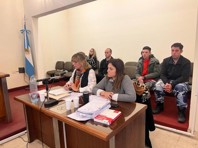 Leandro Daniel Nuñez custodiado por el Servicio Penitenciario Bonaerense en el banquillo de los acusados, en el que lideró la defensa la abogada Florencia Montanari y la secretaria de la Defensoría Oficial, Brenda Albornoz.
