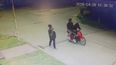 Una pareja de ladrones se movilizaba en una moto 110 roja y la acompañante descendió a arrebatarle el celular a la adulta mayor. Una pareja de ladrones se movilizaba en una moto 110 roja y la acompañante descendió a arrebatarle el celular a la adulta mayor.