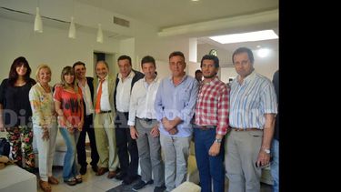 El intendente de Zárate, reelecto el 25 de octubre, Osvaldo Cáffaro, junto a sus funcionarios municipales y los dirigentes locales del Frente para la Victoria. (LA OPINION)