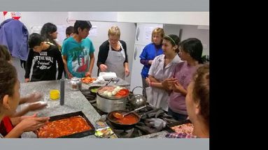 El taller es dictado por Susana Scorpanich y está dirigido a jóvenes beneficiarios del Programa. (MUNICIPALIDAD DE PERGAMINO)
