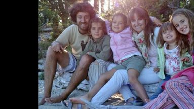 La familia Walker viajará durante siete meses por el continente americano. Saldrán hoy desde San Fernando. (AICA)