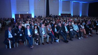 El encuentro reunió a más de mil productores asesores de todo el país para analizar los desafíos actuales de la industria y el impacto de las nuevas tecnologías. También se debatió sobre la carga impositiva, la necesidad de fortalecer la regulación y problemáticas urgentes como la siniestralidad vial y la baja penetración de los seguros de vida. El encuentro reunió a más de mil productores asesores de todo el país para analizar los desafíos actuales de la industria y el impacto de las nuevas tecnologías. También se debatió sobre la carga impositiva, la necesidad de fortalecer la regulación y problemáticas urgentes como la siniestralidad vial y la baja penetración de los seguros de vida.