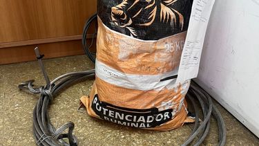 Al chatarrero lo detuvieron porque trasladaba cable del tendido de media tensión de la CELP y 50 kilos de alambres de cobre. Al chatarrero lo detuvieron porque trasladaba cable del tendido de media tensión de la CELP y 50 kilos de alambres de cobre.