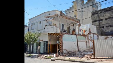 El derrumbe se produjo ayer a la hora de la siesta en Pueyrredón entre Merced y San Nicolás. (LA OPINION)