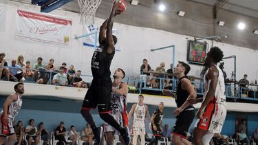 Shepherd a punto de volcarla: fue el máximo anotador de Pergamino Básquet con 23 puntos. Shepherd a punto de volcarla: fue el máximo anotador de Pergamino Básquet con 23 puntos.