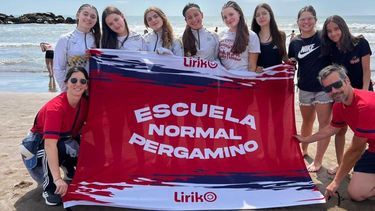 Los deportistas juveniles aprovecharon el espléndido día de sol para pasar una tarde de playa en La Feliz, previo al inicio de las competencias.