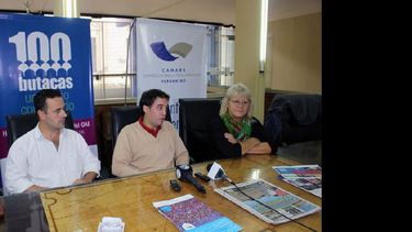 El presidente de la Cámara de Comercio, Javier Genoud, realizó el anuncio junto a Raúl Scaglia (hijo) y Marta Lere. (CAMARA DE COMERCIO)