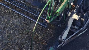 El incendio de la cosechadora John Deere ocurrió minutos antes de las 15:00 en un campo lindero a la ruta nacional 8 entre Urquiza y Fontezuela. El incendio de la cosechadora John Deere ocurrió minutos antes de las 15:00 en un campo lindero a la ruta nacional 8 entre Urquiza y Fontezuela.
