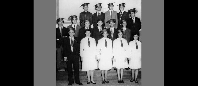 Daniel Battaglia, Carlos H. Pagliano, Eduardo Garrote, Clemente E. Pécora y Armando Falappa (primera fila). Luis Mosto, Alberto Suñer, Roberto Rimoldi, Alfredo J. Luzuriaga, José DOttavio y Alberto V. Giarrocco (segunda fila). Hugo R. Conticello, Esther Boldrini, Alicia M. E. Pujals, Ana Sanes y Mirtha Rocca (tercera fila). (Alfredo J. Luzuriaga)