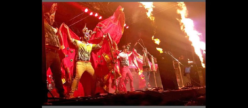 Los Tekis le dio ritmo y color a la noche que tuvo como atractivo principal el asado a la estaca. (ACEVEDO VIVE LA FIESTA DE LA ESTACA 2016)