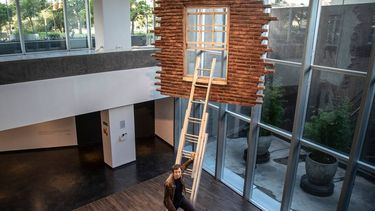 Sus obras combinan arte y arquitectura, y convierten lo cotidiano en experiencias inmersivas que alteran la percepción de lo real, desafiando las leyes físicas y lo que creemos posible. Sus obras combinan arte y arquitectura, y convierten lo cotidiano en experiencias inmersivas que alteran la percepción de lo real, desafiando las leyes físicas y lo que creemos posible.