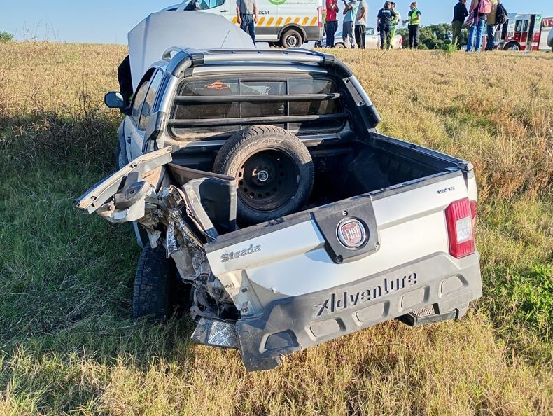 La camioneta Fiat Strada quedó despistada en la banquina a varios metros del impacto de ambos vehículos. La camioneta Fiat Strada quedó despistada en la banquina a varios metros del impacto de ambos vehículos.