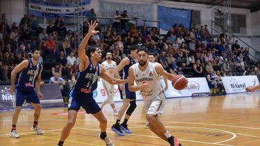 Matías Núñez, goleador del partido del jueves con 22 puntos, enfrenta la marca de José Peralta. Matías Núñez, goleador del partido del jueves con 22 puntos, enfrenta la marca de José Peralta.