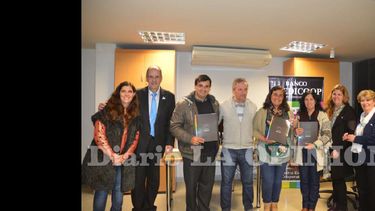 Rubén Fernández y Rubén Minigo acompañados de las autoridades de las entidades beneficiadas. (LA OPINION)