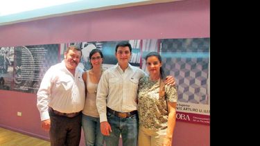 Víctor visitó la Universidad acompañado por su padre, su madre y su hermana. (LA OPINION)