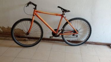 La bicicleta que le robaron al joven trabajador tras ser agredido por un sujeto que lo extorsiona violentamente para que le pague una deuda que no existe.