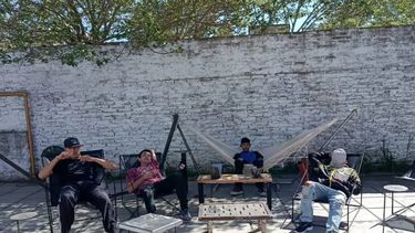 Los alumnos del Centro de Formación Integral 1 de Pergamino que desarrollan muebles en el taller de Herrería y los están ofreciendo a la venta en redes sociales.