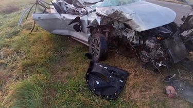 El vehículo quedó seriamente dañado tras el impacto con el camión. El vehículo quedó seriamente dañado tras el impacto con el camión.