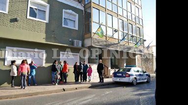 Familiares de las víctimas se movilizaron ayer hasta el edificio del Ministerio Público Fiscal. (LA OPINION)