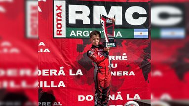 “Juanma” García celebra su segundo puesto en Sunchales, donde logró su primer podio en asfalto. “Juanma” García celebra su segundo puesto en Sunchales, donde logró su primer podio en asfalto.