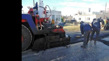 Las bajas temperaturas hacen que los trabajos de pavimentación tengan que comenzar más tarde. (LA OPINION)